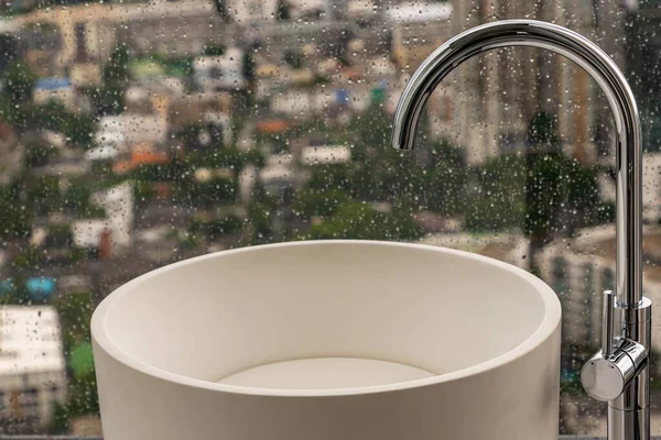 Moderno Lavabo Igienico Mano Con Paesaggio Urbano Che Può Guardare — Foto Stock