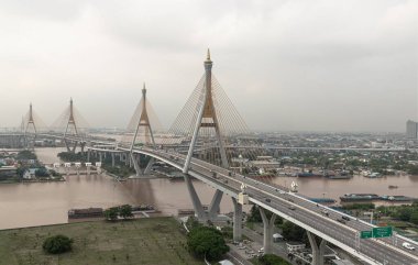 Endüstriyel Çevre Yolu Köprüsü olarak da bilinen Bhumibol Köprüsü. Chao Phraya Nehri 'ni iki kez geçen ve Tayland' ın en güzel köprülerinden biri olarak kabul edilen kablo destekli köprü. Köprü Bangkok ve Samut Prakan 'ı birbirine bağlıyor