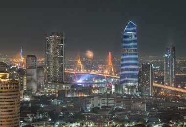 Bangkok, Tayland 31 Aralık 2024 - Bangkok 'taki Bhumibol Köprüsü üzerinde yeni yıl havai fişekleri patlayarak güzel bir şehir manzarası yarattı.