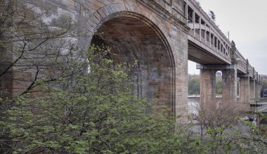 Newcastle, İngiltere - 12 Nisan 2025 - Yüksek Seviye Köprü Perspective of The High Level Bridge (Demiryolu viyaduct) Tyne ve Gateshead 'i Newcastle' a bağlayan Tyne Nehri boyunca uzanan bir yol ve demiryolu köprüsü.. 