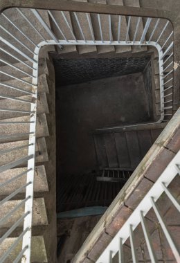 Newcastle, İngiltere - 14 Nisan 2025 - Eski binanın bodrumuna demir parmaklıklı eski taş spiral merdivenin yukarıdan görünüşü. Metin, Seçici odak için Duvar Kağıdı, Poster ve Boşluk olarak kullan.