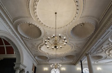 Royal Tunbridge Wells, İngiltere - 29 Nisan 2025 - Kral Şehit Charles Kilisesi 'nin tavanında avize asılı iç mimarisi beş kubbeli alçıdan yapılmıştır. Duvar kağıdı, poster ve kopyalama alanı olarak kullan.