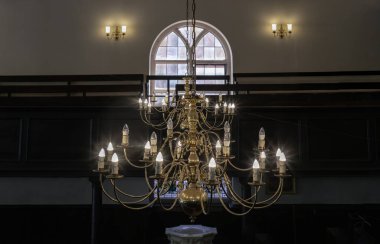 Royal Tunbridge Wells, İngiltere - 29 Nisan 2025 - Kral Şehit Charles Kilisesi 'nin arka planında pencereden sarkan güzel bir Chandelier manzarası, Royal Tunbridge Wells, Kent, AB' deki bir İngiliz kilise..