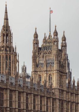 Westminster Sarayı (Parlamento Evleri), karmaşık taş işçiliği ve yüksek kulelerle karakterize edilen kendine özgü Gotik Diriliş mimarisi, bu dönüm noktası, Avam Kamarası 'nı oluşturan Birleşik Krallık Parlamentosu için bir buluşma yeridir..