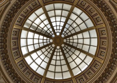 Ulusal Galeri 'nin ana salonu ya da lobisi içinde tavanın bir kısmını oluşturan büyük cam kubbeli tavanın mimari tasarımı. İç tasarımının belirgin bir unsurudur, filtrelenmiş doğal ışığın aydınlatmasını sağlar..