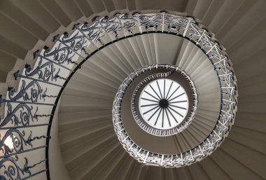 Lale Merdivenleri, Greenwich 'teki tarihi bir bina olan Queen' s House 'da yer alıyor, korkuluk dekoratif çiçek motifleriyle süslenmiş, işlenmiş demir yapı İngiltere' nin ilk geometrik kendini destekleyen spiral merdiveni, muhteşem süpürme manzarası..