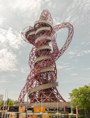 Londra, İngiltere - 21 Haziran 2025 - ArcelorMittal Orbit 'in muhteşem bir heykeli ve Stratford' daki Kraliçe Elizabeth Olimpiyat Parkı 'nda yer alan Spiral slaytlı kırmızı kafes yapısına sahiptir..