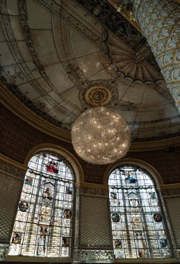 Duvarları ve büyük sütunları olan Gamble Odası 'nın iç manzarası çeşitli renkli seramik fayanslarla kaplıydı. Tavan, emaye kaplı demir çarşaflar, lekeli cam pencereler ve Victoria ve Albert Müzesi' nin içindeki kolye ışığıyla süslenmişti..