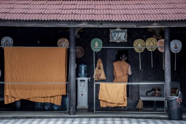 Ratchaburi, Tayland - 22.2019 Sep: Keşişler keşiş ibadetlerini yeni bitirdiler ve keşişin evine geri döndüler.