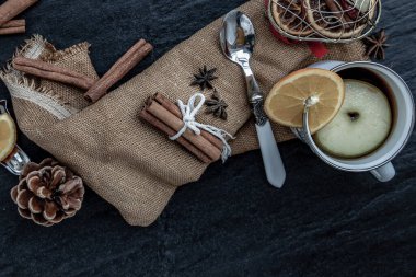 Bir fincan taze meyve ve bitki çayı. Daha koyu arkaplan. Üst görünüm.