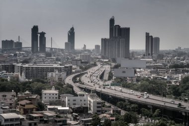 Bangkok, Tayland -19 Kasım 2019: Otoyol kavşaklarında giden arabaların hava manzarası. Mimarlık kavramına bağlı yeşil bahçeli ve ağaçlı köprü yolları. Üst Manzara. Kentsel şehir.