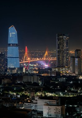 Bangkok, Tayland 31 Aralık 2024 - İş bölgesinde ve Bhumibol Köprüsü 'nde gökdelenlerin batışından sonra Nightscape view. Gün batımında parlak ışıkları olan güzel şehir Bangkok 'u metin için duvar kağıdı, poster ve boşluk olarak kullanın..