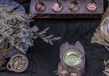 Hint bataklık bitkisi yapraklı sıcak pandan yaprağı çayı ve koyu arka planda kurutulmuş Safran çiçeği (Safran yerine) ile güzel bir kompozisyon. Tayland bitkisi ve sağlıklı içecek konsepti. Seçici odak.