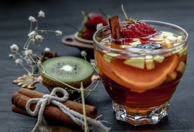 Bir bardak taze meyve ve bitkisel çay. Daha koyu arkaplan.