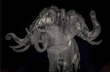 Samut Prakan, Tayland - 13 Aralık 2019: Erawan Müzesi, karanlık gece arka planında 3 başlı bir fil heykeli..