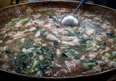 Domuz etli ve brokolili kızarmış şehriye, dolu tencere, seçici odak.