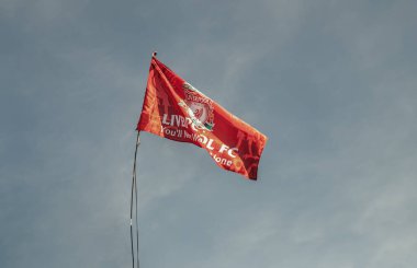 Liverpool - İngiltere - 13 Nisan 2019: Liverpool F.C. Mavi gökyüzü arkaplanlı bayrak dalgalanması.