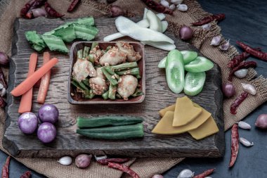 Tayland yemeği, Kızarmış balık köftesi, kırmızı köri ezmesi ve ahşap arka planda taze sebzeli uzun fasulye..