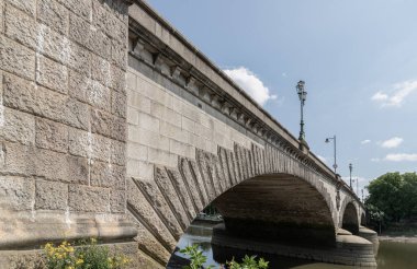Yeşil Demiryolu Köprüsü olarak da bilinen tarihi Kew Köprüsü manzarası sakin Thames Nehri boyunca uzanır. Bu kafes kiriş köprüsü, Richmond Londra İlçesi 'ni birbirine bağlayan mimari ayrıntıları gözler önüne seriyor..