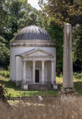 Antik Roma ve 16. yüzyıl İtalya 'sının mimarisinden esinlenilen Neo-Palladian İyon Tapınağı, Batı Londra' daki Chiswick House ve Gardens topraklarında yer almaktadır. Zarifçe 