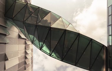 Büyüleyici, çarpık gökyüzü köprüsü yansıtıcı cam ve geometrik kesinlikten yapılmış, Tottenham Hotspur stadyum kompleksindeki modern yapıları birbirine bağlıyor. Lilywhite House 'un yönetim merkezini doğrudan Yeni Tottenham Hotspur Stadyumu' na bağlıyor..