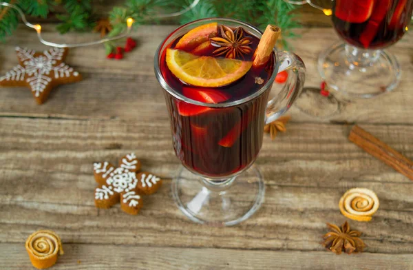 Top view hristmas hot mulled wine with carnation, cinnamon, cardamom and anise on wooden background with Christmas decorations. New Year drinks — Stock Photo, Image