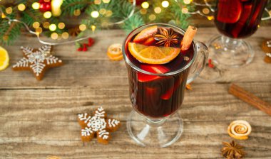 Noel 'in en güzel manzarası karanfilli sıcak şarap, tarçın, kakule ve Noel süslemeleri ile ahşap arka planda anason. Yeni yıl içkileri.