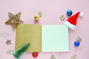 2020 yılbaşı hedefi, plan, dilek kaldırma, tatil dekorasyonlu not defterine aksiyon metni. Planlama konsepti. Boşluğu kopyala, düz yat, üst görünüm,