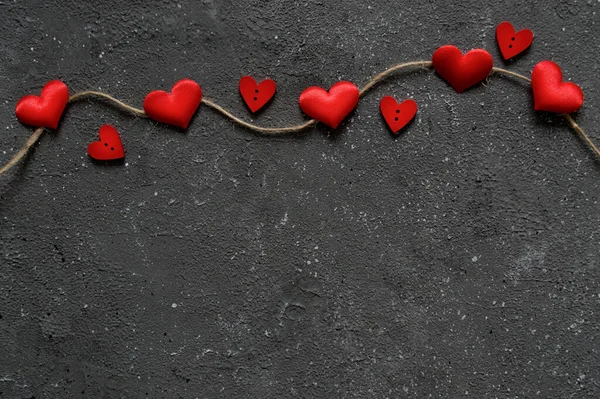 Postal de San Valentín. Concepto de amor para el día de las madres y el día de San Valentín. Felices corazones de San Valentín: corazones rojos sobre un fondo gris de hormigón vintage. — Foto de Stock