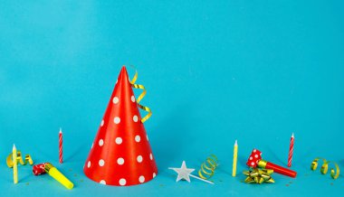 Doğum günün kutlu olsun. Parti şapkası, balonlar, flüt, yılan, yıldızlar..