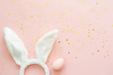 Pembe arka planda parlak tavşan kulakları ve yumurta..