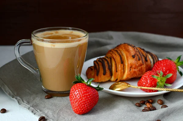 Transparent cup of coffee with milk, fresh krausan, strawberries. — Stock Photo, Image