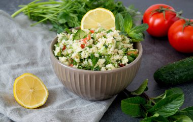 Geleneksel oryantal salata Tabouleh kuskus veya bulgur ile adark beton arka plan.