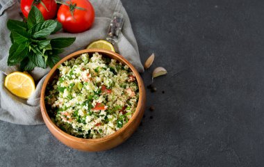 Geleneksel oryantal salata Tabouleh kuskus veya bulgur ile adark beton arka plan.
