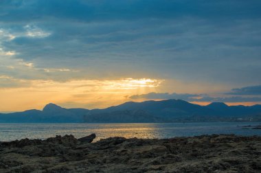Deniz ve dağ manzaralı güzel bir gün batımı. Sudak şehri, Kırım, Cape Meganom. Kapsel Vadisi 'ne ve Meganom Burnu' na doğru Manzaralı Panoramik Manzara.