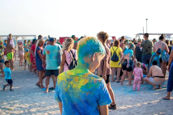 Ung tonåring på färgfestivalen. Holi Indian Colors Festival. Digital avgiftning, livsstil, utomhusaktiviteter. — Stockfoto