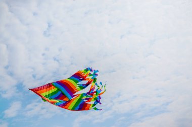 Gökyüzünün arka planında çok renkli uçurtma.