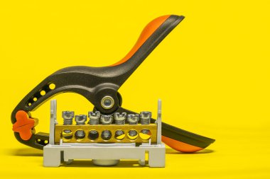 Terminal blokları ve dağıtım blokları. Farklı voltajların elektrik kablolarını bağlıyorum. Bir elektrik terminaline bağlı. Elektrikçi. Boşluğu kopyala.