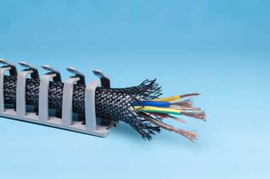 Kablo tepsileri. Kablo yönlendirme sistemi. Kablo yalıtım ve örgü. Elektrikçi. Boşluğu kopyala.