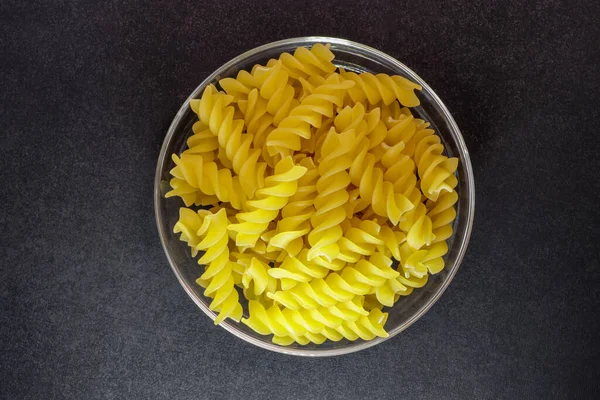 Italiensk Pasta Ett Glas Plats Svart Bakgrund Reklam Koncept Med — Stockfoto