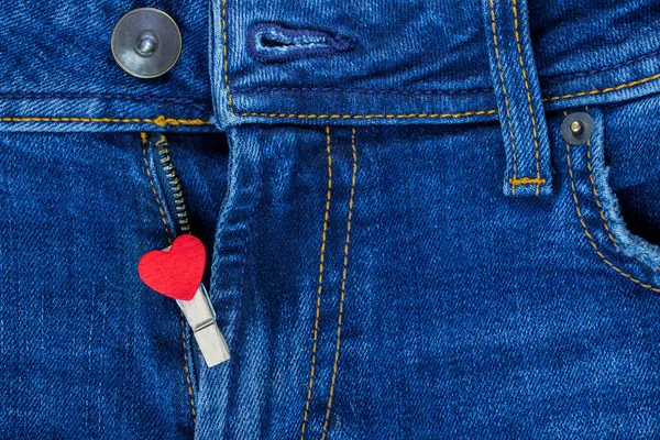 Une Broche Avec Cœur Rouge Volée Votre Jean Contexte Saint — Photo