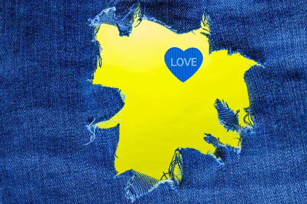 Coeur Bleu Avec Inscription Amour Sur Fond Jeans Déchiré Contexte — Photo