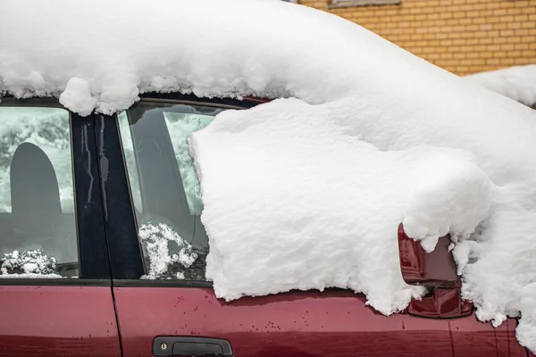 Coche Congelado Cubierto Nieve Cubierto Nieve Camino Invierno Peligro Conducir — Foto de Stock