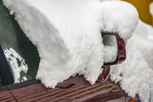 Coche Congelado Cubierto Nieve Cubierto Nieve Camino Invierno Peligro Conducir — Foto de Stock