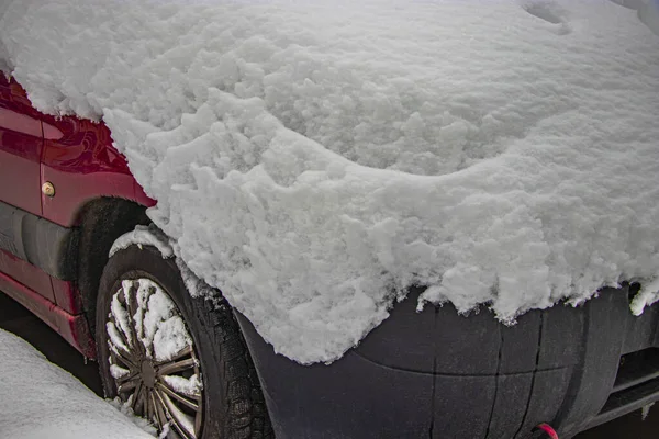 Coche Congelado Cubierto Nieve Cubierto Nieve Camino Invierno Peligro Conducir — Foto de Stock