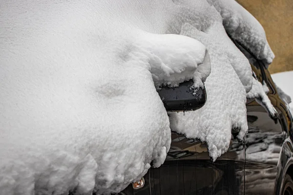 Coche Congelado Cubierto Nieve Cubierto Nieve Camino Invierno Peligro Conducir — Foto de Stock