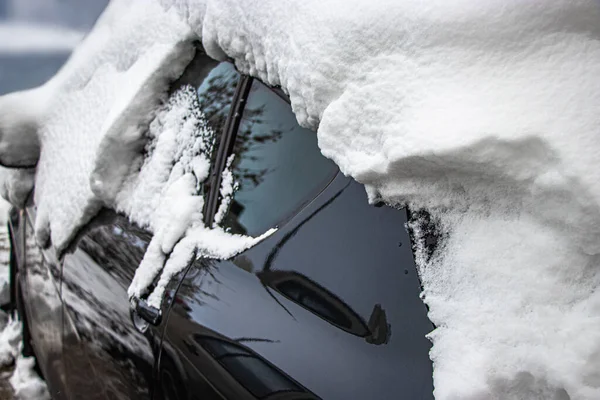 Coche Congelado Cubierto Nieve Cubierto Nieve Camino Invierno Peligro Conducir — Foto de Stock