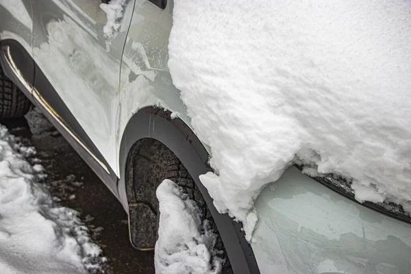 Snötäckt Fryst Bil Täckt Med Snö Vintervägen Fara För Vinterkörning — Stockfoto