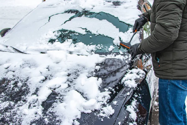 Ένας Άντρας Βγάζει Χιόνι Από Αμάξι Του Δύσκολες Χειμερινές Καιρικές — Φωτογραφία Αρχείου