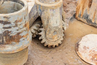 Derin delikler açmak için sondaj aleti. Faydalı minerallerin keşfi. Sanayi ve inşaat